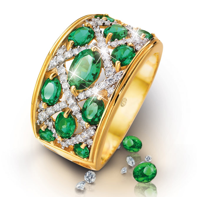 Anillo de Oro, Esmeraldas y Diamantes Royal Emeralds: • 7 Esmeraldas talla oval y 4 talla redonda, engastadas en garra