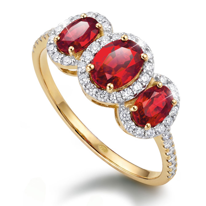 Anillo TRILOGÍA DE RUBÍES: 1 gran Rubí central, talla oval, engaste en garra