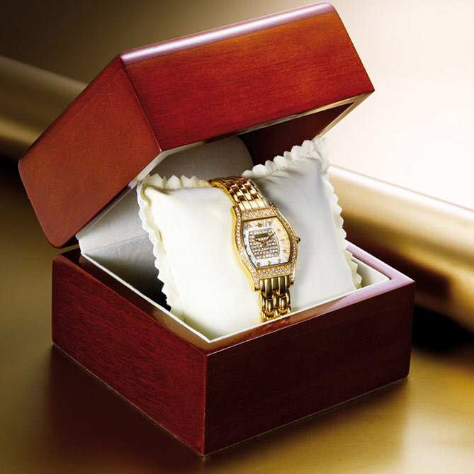 Reloj de oro de mujer Femenine: Bisel adornado con 86 cristales de Swarovski. Agujas doradas estilo corte diamante.